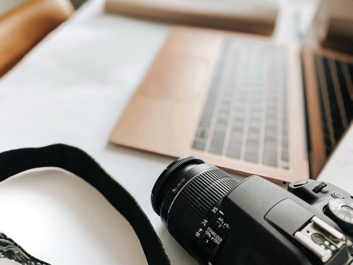 Freelancer als bijberoeper aan het werk aan bureau met laptop en financiële documenten