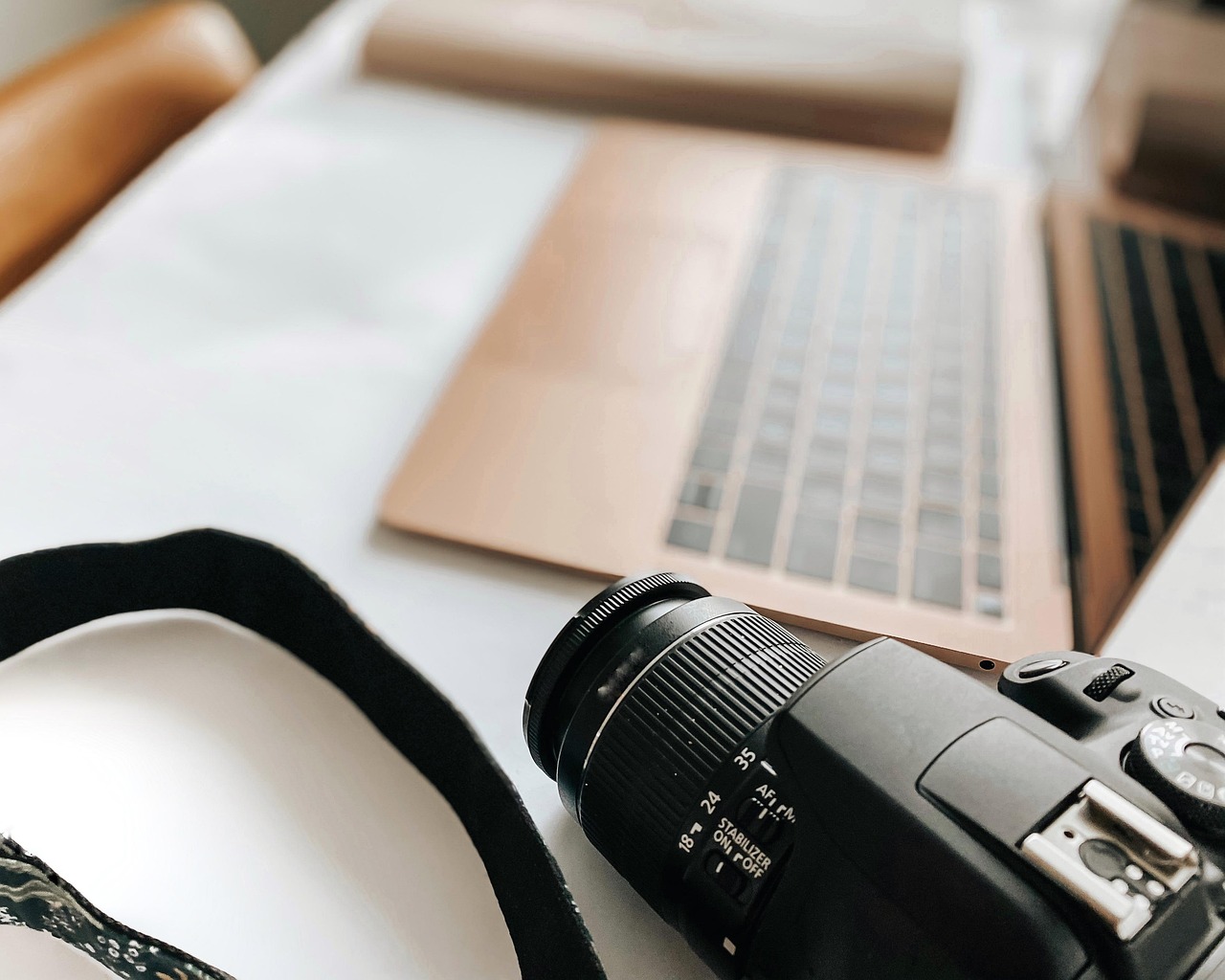 Freelancer als bijberoeper aan het werk aan bureau met laptop en financiële documenten