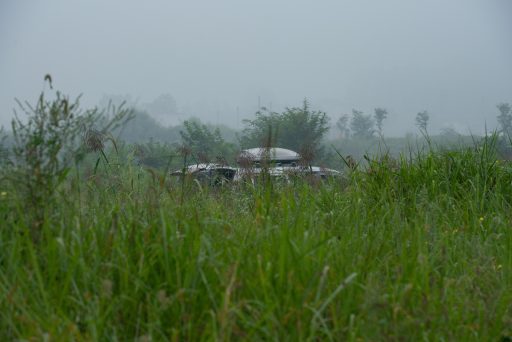 Gezin op een groene camping in de Belgische natuur met tent en picknicktafel in de zomer