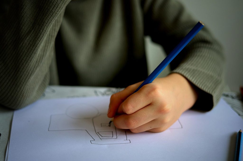 Kind met schooltas en schoolspullen klaar voor het nieuwe schooljaar
