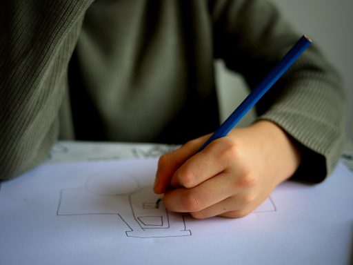 Kind met schooltas en schoolspullen klaar voor het nieuwe schooljaar