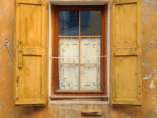 Wijd open raam op een zomerse ochtend met frisse lucht in een Belgische woning