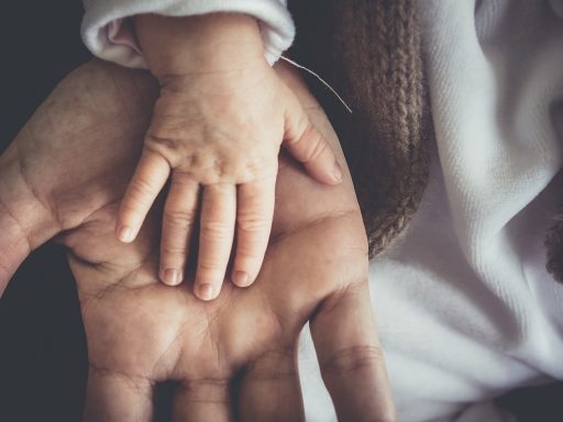 Gezin aan keukentafel met documenten voor de aanvraag van kinderbijslag in België