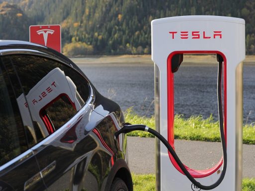 Elektrische wagen die oplaadt aan een thuislaadpaal bij een Belgische woning