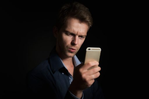 Persoon die de Mijn Burgerprofiel-app gebruikt op smartphone om premies en belastingvoordelen te controleren