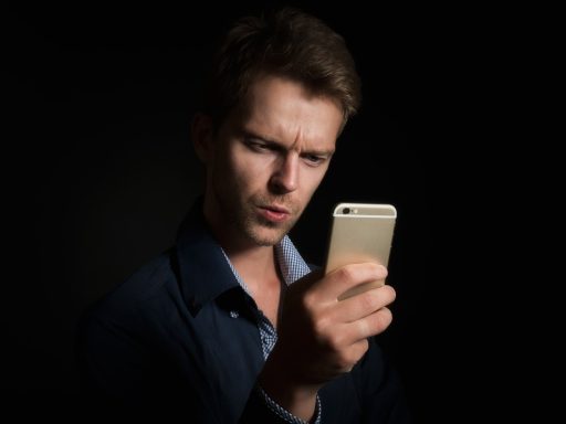 Persoon die de Mijn Burgerprofiel-app gebruikt op smartphone om premies en belastingvoordelen te controleren