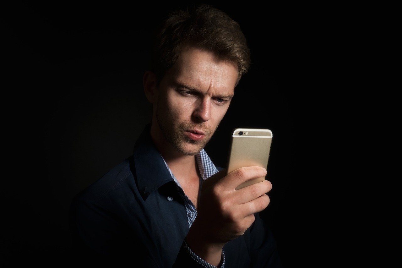 Persoon die de Mijn Burgerprofiel-app gebruikt op smartphone om premies en belastingvoordelen te controleren