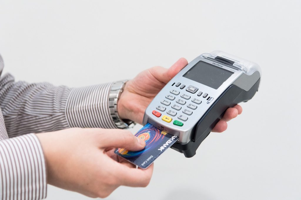 Persoon die maandelijkse bankafschriften doorneemt om overbodige abonnementen op te zeggen