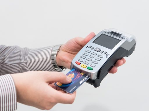 Persoon die maandelijkse bankafschriften doorneemt om overbodige abonnementen op te zeggen
