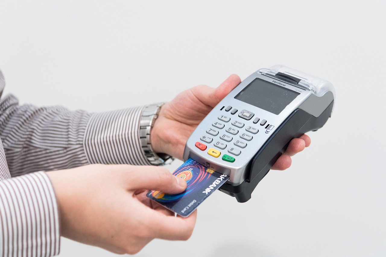 Persoon die maandelijkse bankafschriften doorneemt om overbodige abonnementen op te zeggen
