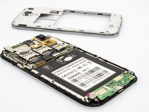 Iemand die een refurbished smartphone inspecteert voor aankoop