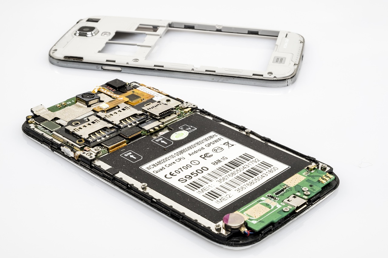 Iemand die een refurbished smartphone inspecteert voor aankoop