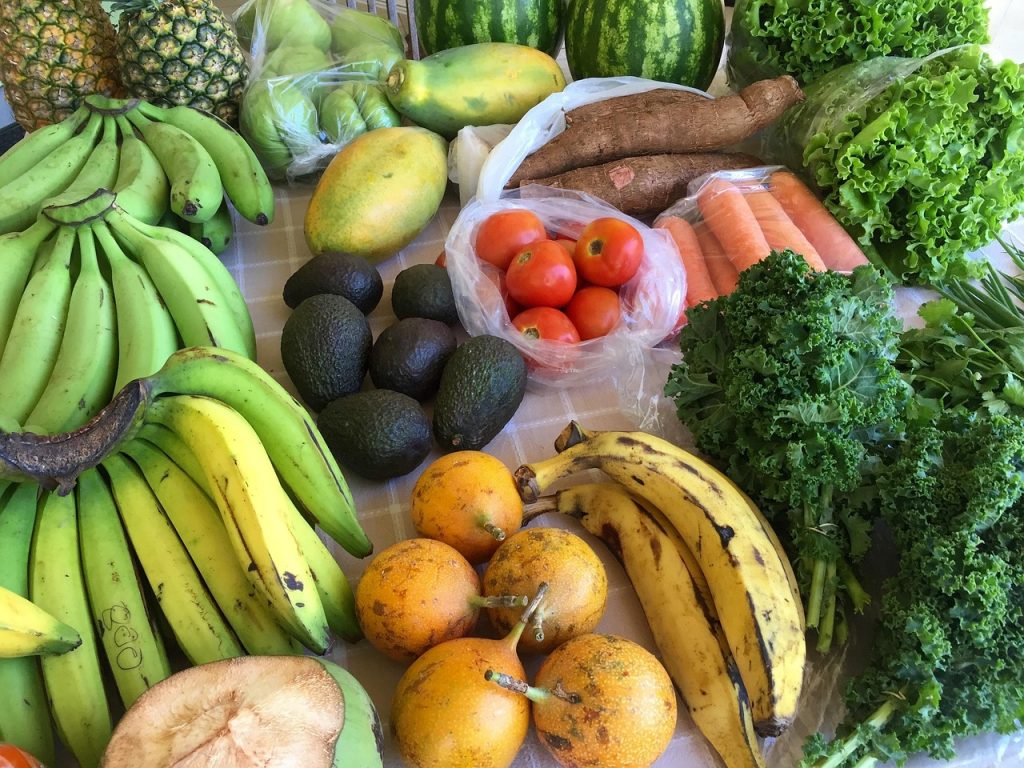 Vers seizoensgroenten en fruit op een Belgische zomermarkt, met aardbeien, courgettes en sla op de kraam