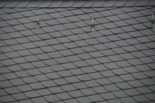 Aannemer installeert dakisolatie in een Vlaamse woning als onderdeel van een renovatieproject