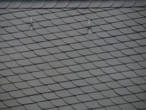 Aannemer installeert dakisolatie in een Vlaamse woning als onderdeel van een renovatieproject