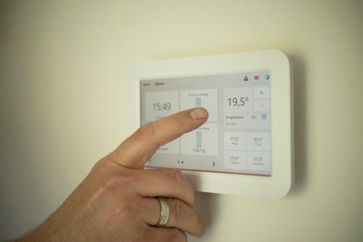 Lucht-water warmtepomp naast een Belgische rijwoning tijdens een energierenovatie