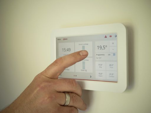 Lucht-water warmtepomp naast een Belgische rijwoning tijdens een energierenovatie