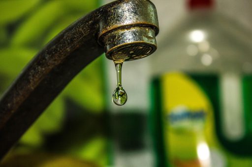Druppelende kraan in een badkamer die ongemerkt water en geld verspilt