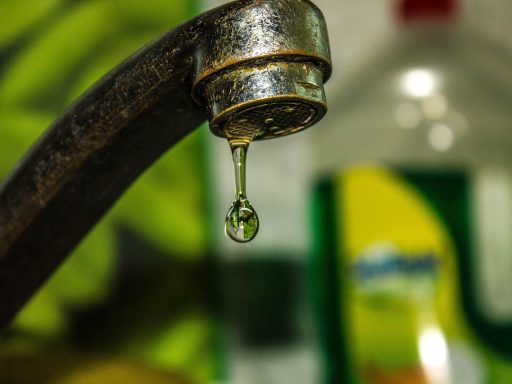 Druppelende kraan in een badkamer die ongemerkt water en geld verspilt