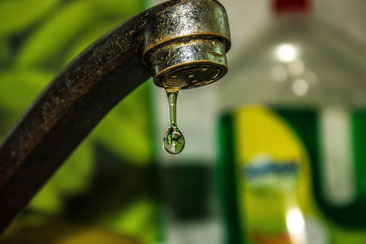 Druppelende kraan in een badkamer die ongemerkt water en geld verspilt