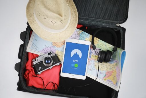 Gezin bekijkt bezorgd een laptop tijdens het boeken van een zomervakantie