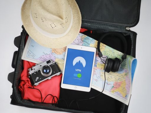 Gezin bekijkt bezorgd een laptop tijdens het boeken van een zomervakantie