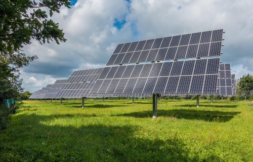Zonnepanelen op het dak van een Belgische gezinswoning op een zonnige dag