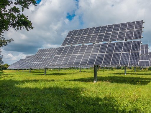 Zonnepanelen op het dak van een Belgische gezinswoning op een zonnige dag