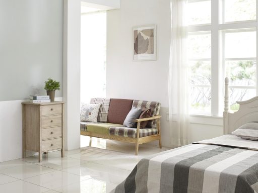 Belgische verhuurder verwelkomt een gast aan de voordeur voor een Airbnb-verblijf