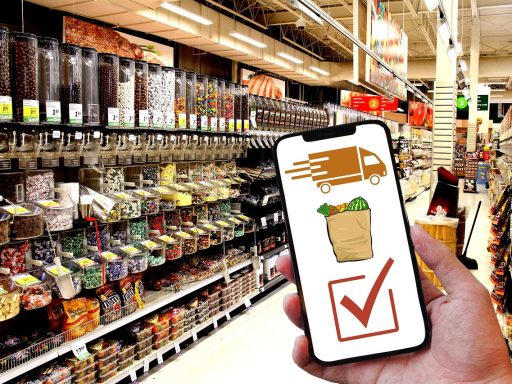 Een bezorgdoos met boodschappen aan de voordeur van een woning