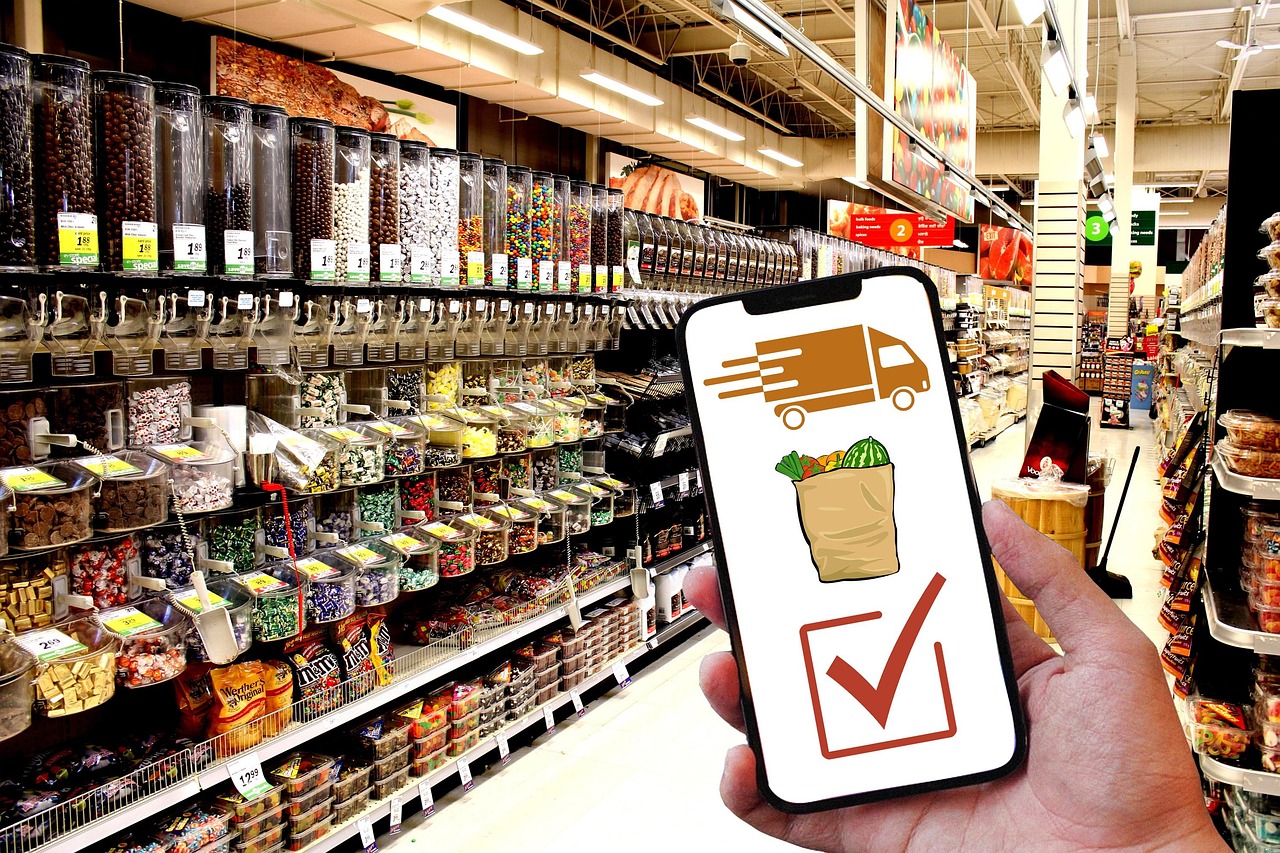 Een bezorgdoos met boodschappen aan de voordeur van een woning