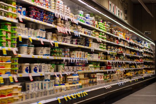 Persoon die etiketten leest op voedingsproducten in de supermarkt