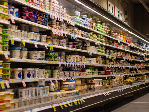 Persoon die etiketten leest op voedingsproducten in de supermarkt