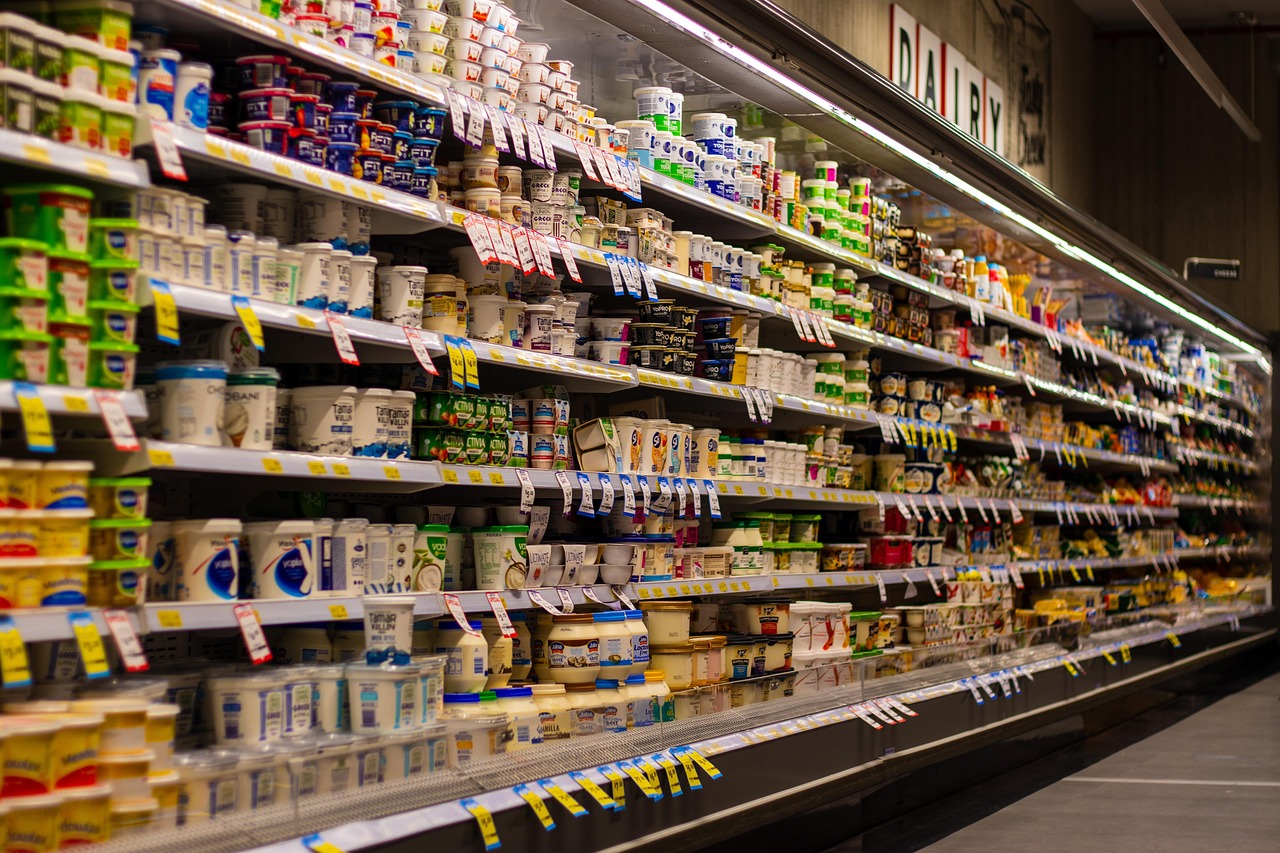 Persoon die etiketten leest op voedingsproducten in de supermarkt