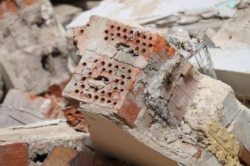 Sloop en heropbouw van een woning in België met bouwkraan en nieuwe fundering