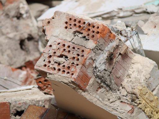 Sloop en heropbouw van een woning in België met bouwkraan en nieuwe fundering