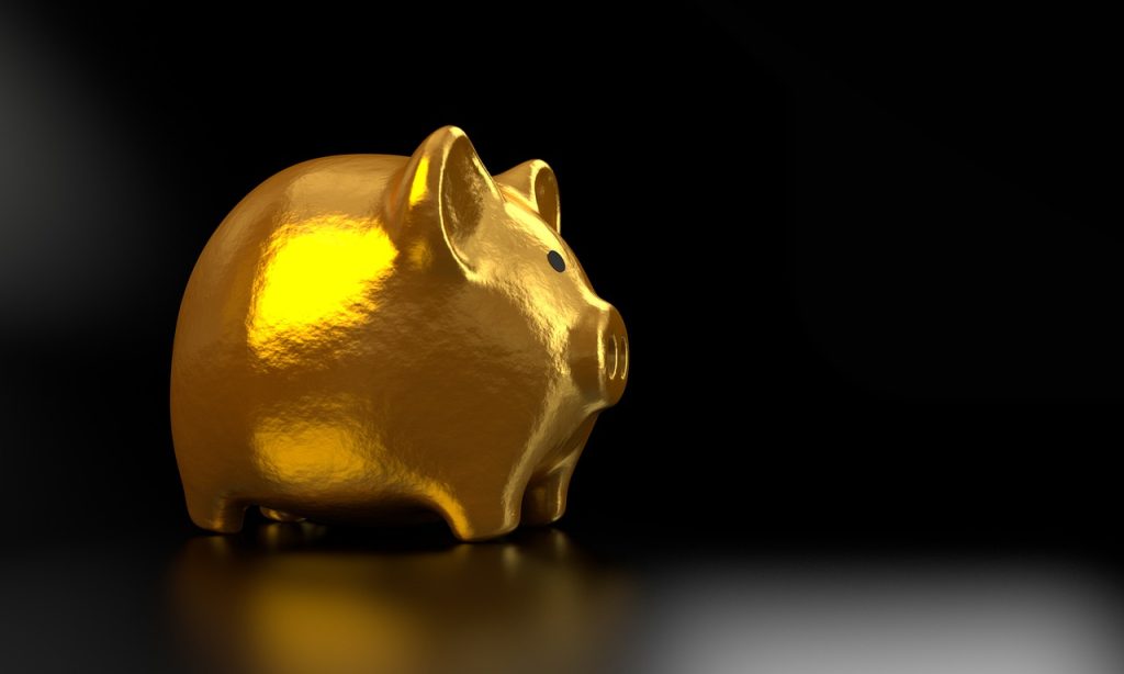 Een spaarpot met munten naast een stapel bankbiljetten, symbool voor het vergelijken van spaaropties