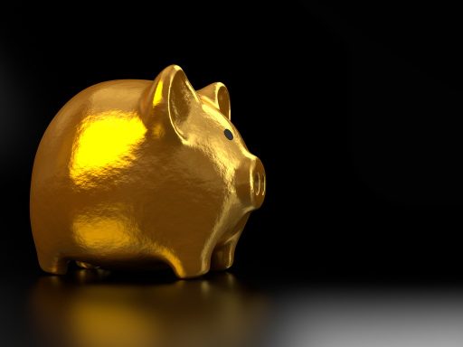 Een spaarpot met munten naast een stapel bankbiljetten, symbool voor het vergelijken van spaaropties