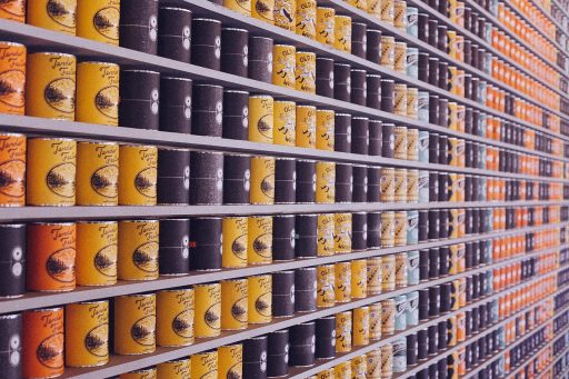 Schaplabels in een supermarkt met prijzen per eenheid zichtbaar op de stellingen