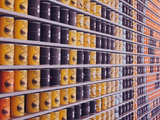 Schaplabels in een supermarkt met prijzen per eenheid zichtbaar op de stellingen