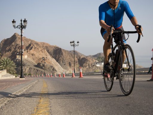 Gezin op fietsvakantie langs een Belgisch kanaal in de zomer met fietstassen