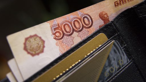 Twee samenwoners bekijken samen hun huishoudbudget aan de keukentafel