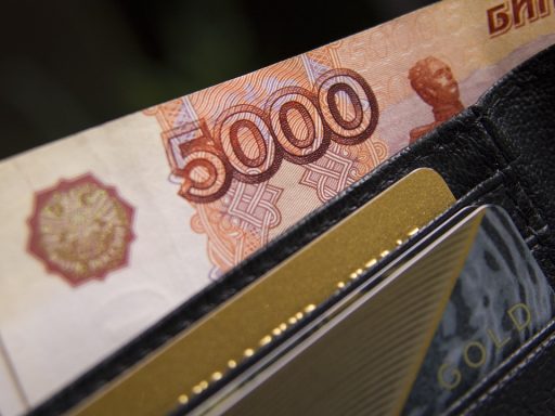 Twee samenwoners bekijken samen hun huishoudbudget aan de keukentafel
