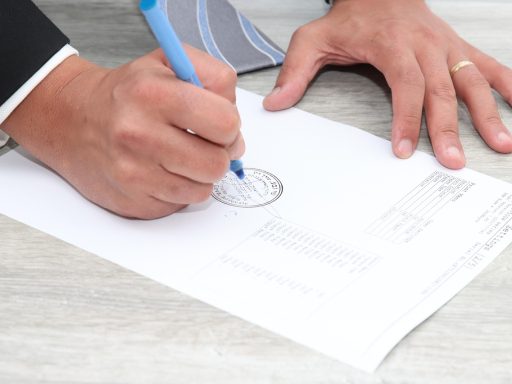 Huurder ondertekent huurcontract en ontvangt sleutels van een appartement in België