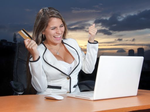 Persoon die online shopt op laptop en spaart met kortingscodes en cashback