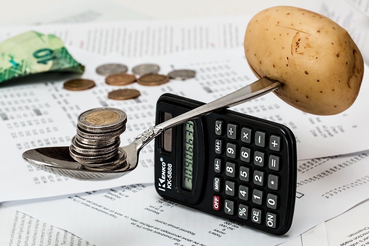 Belgische ouders berekenen het maandbudget voor hun kind aan de keukentafel