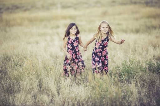 Kinderen spelen buiten tijdens een zomerkamp in België