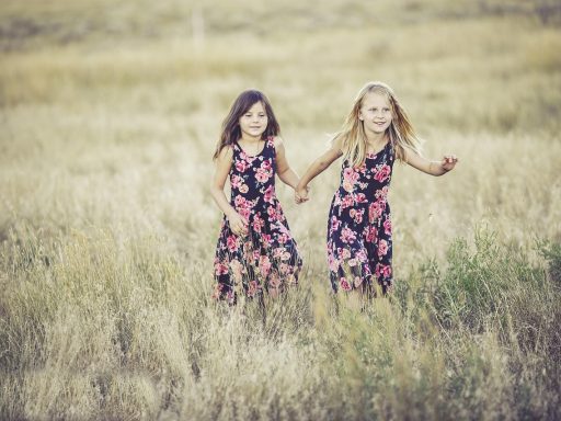 Kinderen spelen buiten tijdens een zomerkamp in België