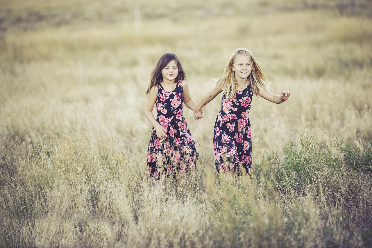 Kinderen spelen buiten tijdens een zomerkamp in België