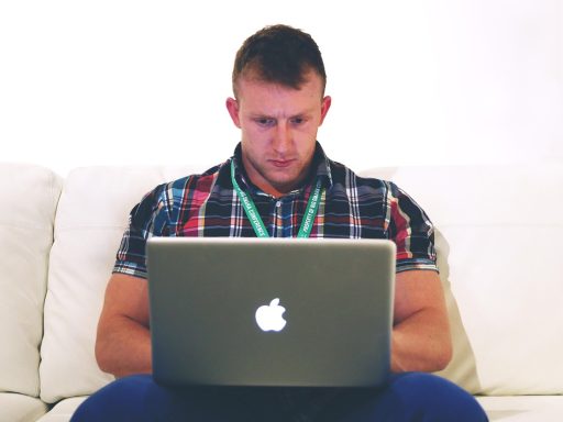 Zelfstandige werkt aan laptop thuis en beheert zijn financiën via MyMinfin